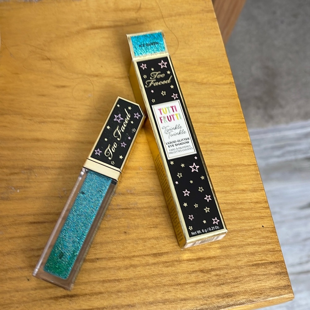 Liquid glitter eye shadow